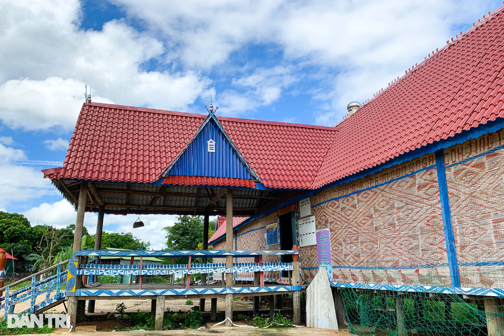 Lưu giữ hơn 100 nhà rông với họa tiết kỳ lạ của người Ba Na - 2 Lưu giữ hơn 100 nhà rông với họa tiết kỳ lạ của người Ba Na - 2