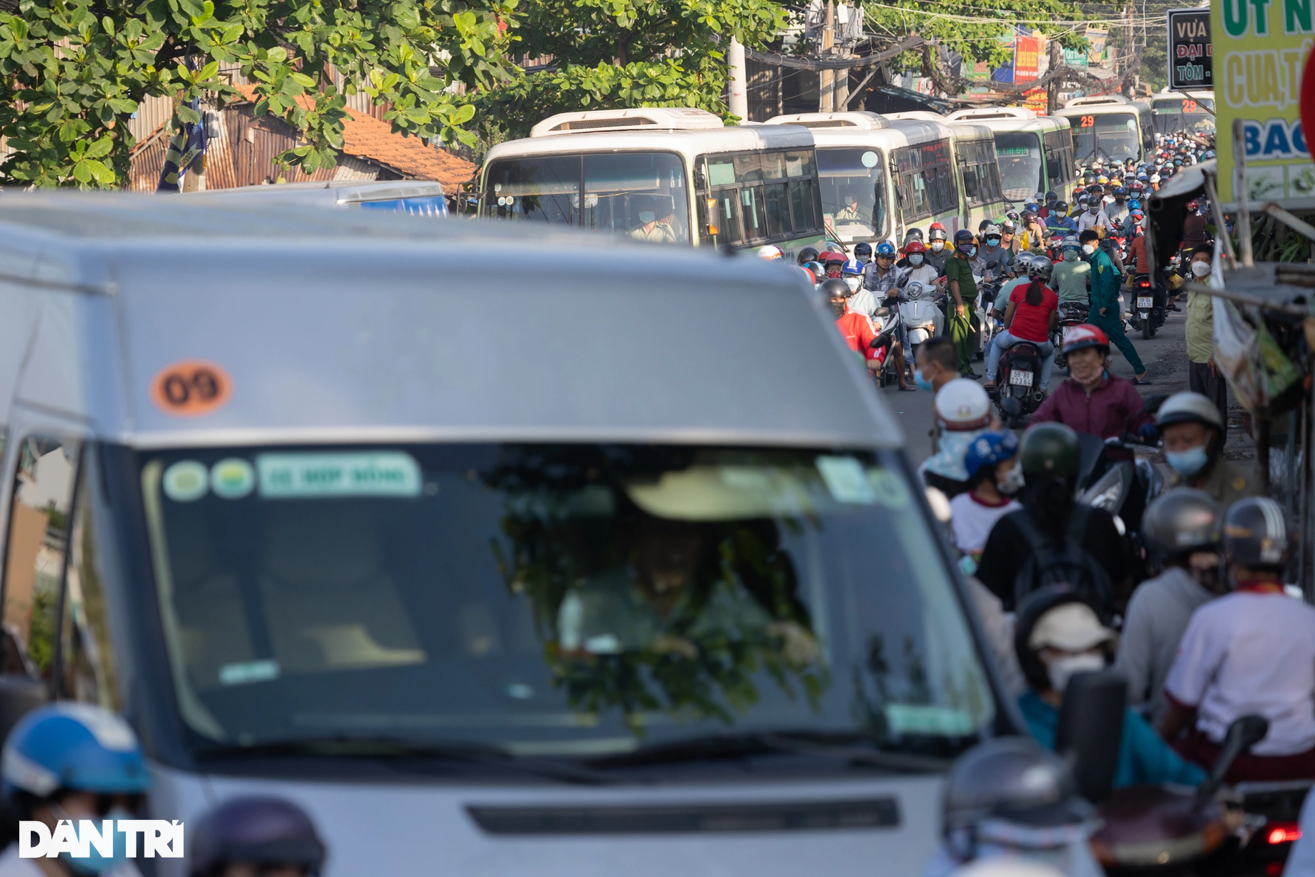 Người dân TPHCM bồng con qua dòng xe kẹt để đến trường - 2 Người dân TPHCM bồng con qua dòng xe kẹt để đến trường - 2