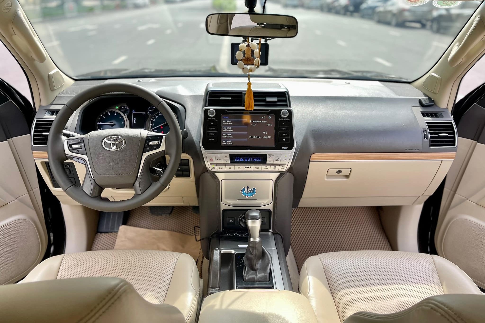 View - Đi hơn 80.000km, Toyota Land Cruiser Prado 2017 vẫn có giá ngang xe sang | Báo Dân trí