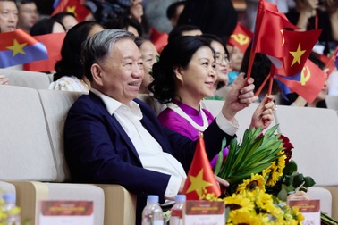 Tổng Bí thư Tô Lâm dự đêm nghệ thuật "Đảng trong mùa Xuân đại thắng"