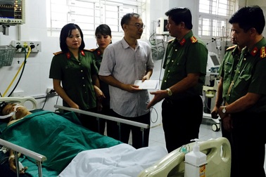 Khám nhà nghi phạm buôn ma túy, Trung úy công an bị đâm thấu ngực