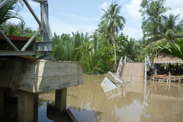 Chưa thông xe, cầu đã sập