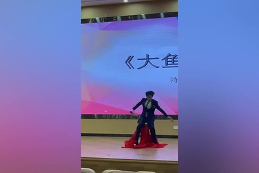 Người dẫn chương trình ngã ngửa vì vấp phải vũ công trên sân khấu