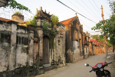 Thăm làng biệt thự cổ giữa vùng quê lúa