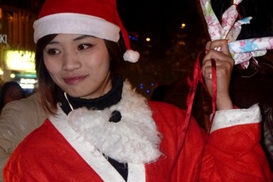 "Ông, bà Noel" tặng quà cho người đi đường đêm Giáng sinh