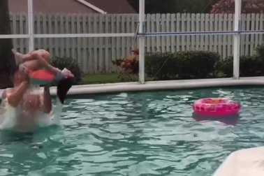 Tổng hợp những khoảnh khắc hài hước bên bể bơi