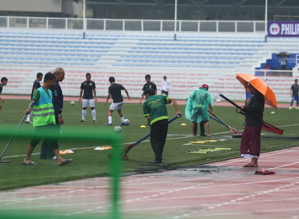 Sân Rizal Memorial ngập nước trước trận đấu U22 Việt Nam gặp U22 Singapore - 2 Sân Rizal Memorial ngập nước trước trận đấu U22 Việt Nam gặp U22 Singapore - 2