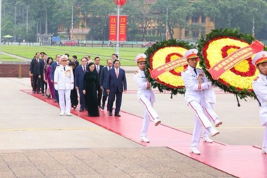 Lãnh đạo Đảng, Nhà nước vào Lăng viếng Chủ tịch Hồ Chí Minh nhân 70 năm Chiến thắng Điện Biên Phủ