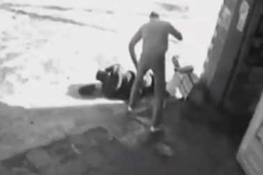 Say rượu đi gây sự, gặp ngay chủ nhà có võ judo