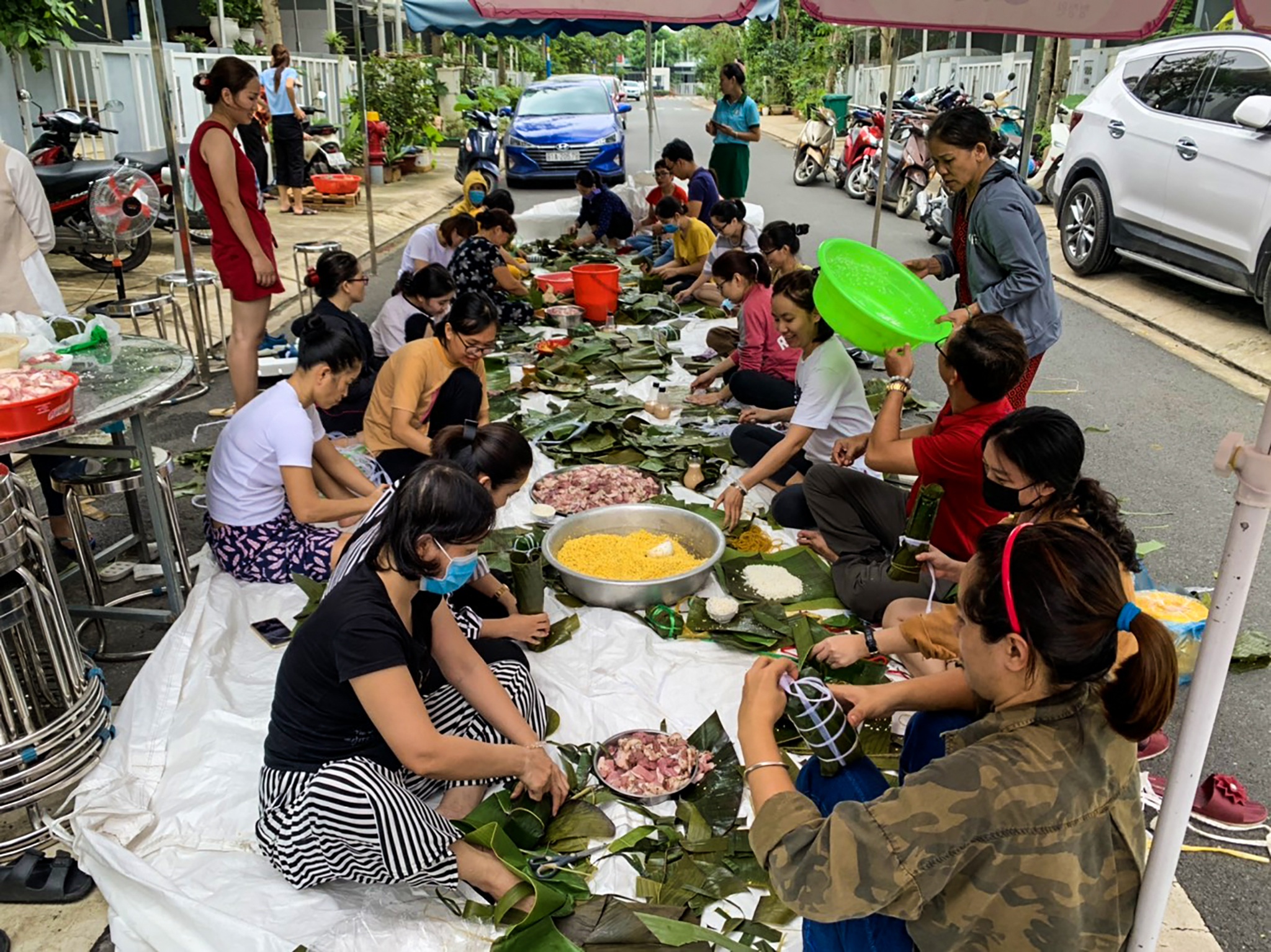 Trắng đêm gói bánh gửi đồng bào miền Trung ruột thịt - 10 Trắng đêm gói bánh gửi đồng bào miền Trung ruột thịt - 10