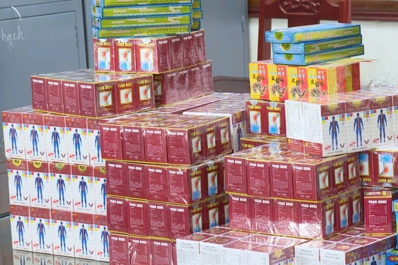 Những vụ hàng giả gây ám ảnh liên tiếp bị triệt phá trong tháng 4 - 3