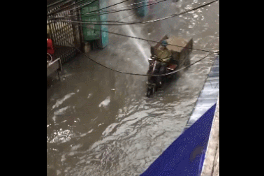 Chạy xe ba gác phun nước xối xả vào nhà dân khiến nhiều người bức xúc