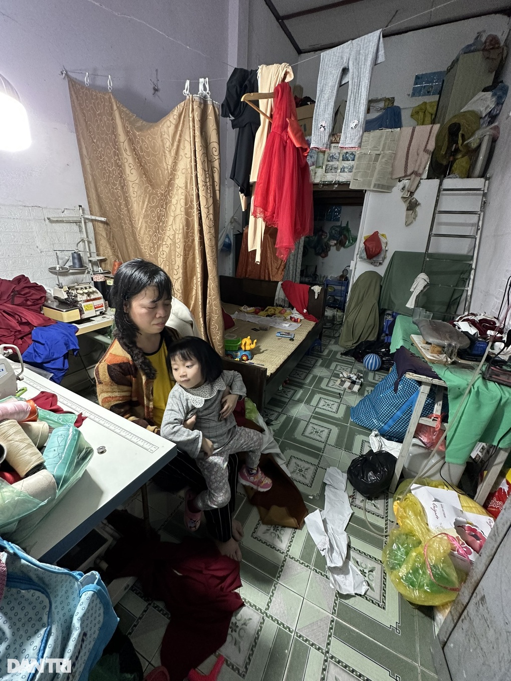Người mẹ khuyết tật còm cõi may vá kiếm 50 nghìn mỗi ngày nuôi con - 1 Người mẹ khuyết tật còm cõi may vá kiếm 50 nghìn mỗi ngày nuôi con - 1