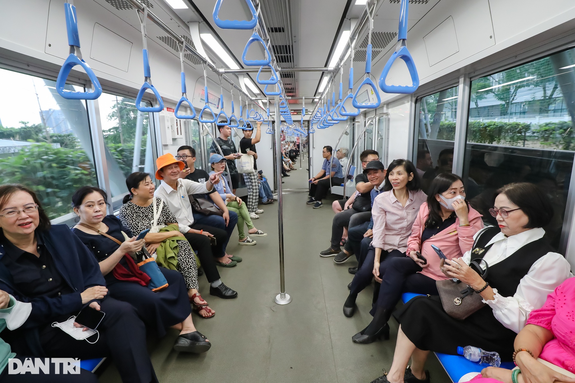 View - Người dân TPHCM xếp hàng chờ đi tàu metro trong ngày chạy thử cuối cùng | Báo Dân trí