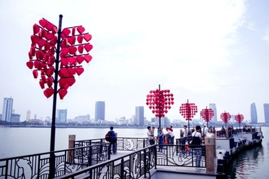 “Cầu tàu tình yêu” - Nơi lưu giữ cảm xúc giới trẻ Đà Nẵng