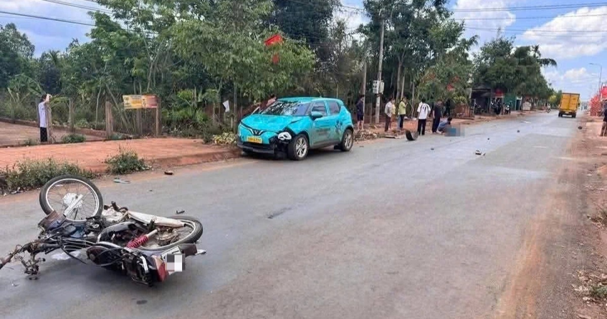 Xe máy và người trượt dài trên đường sau va chạm với taxi