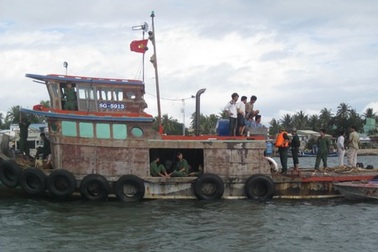 Chìm phà, 1 người chết, nhiều người hoảng loạn