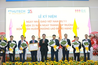 Trường ĐH Công nghệ TPHCM đón nhận Huân chương Lao động hạng Nhất