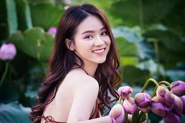 Thiếu nữ Hà Nội khoe vai trần gợi cảm bên hoa sen