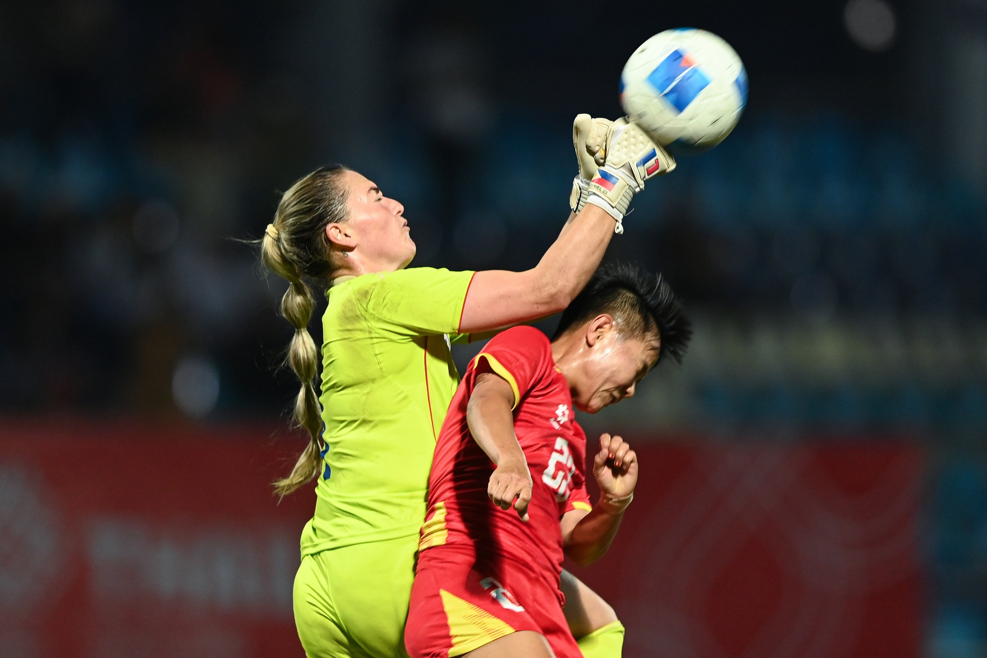 Thắng tuyển nữ Việt Nam, cầu thủ Philippines ăn mừng như vô địch - 7 Thắng tuyển nữ Việt Nam, cầu thủ Philippines ăn mừng như vô địch - 7