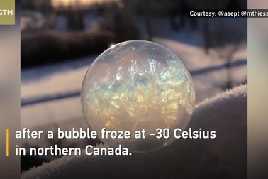 Bong bóng xà phòng đóng băng như khối cầu pha lê trong tích tắc khi trời lạnh sâu