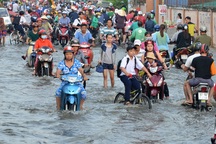Người dân Sài Gòn, Cần Thơ "quay cuồng" lội nước trong ngày đầu tuần