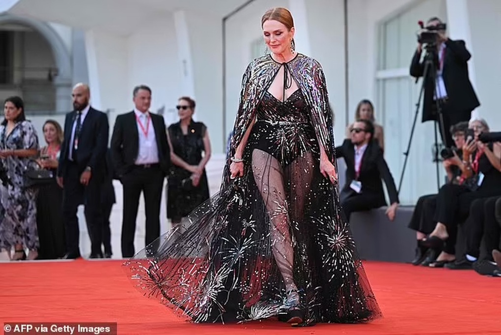 Ở tuổi 62, Julianne Moore thu hút sự chú ý khi diện váy xuyên thấu - 3 Ở tuổi 62, Julianne Moore thu hút sự chú ý khi diện váy xuyên thấu - 3