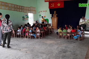 Học sinh phải học tạm ở các hội trường thôn, buôn