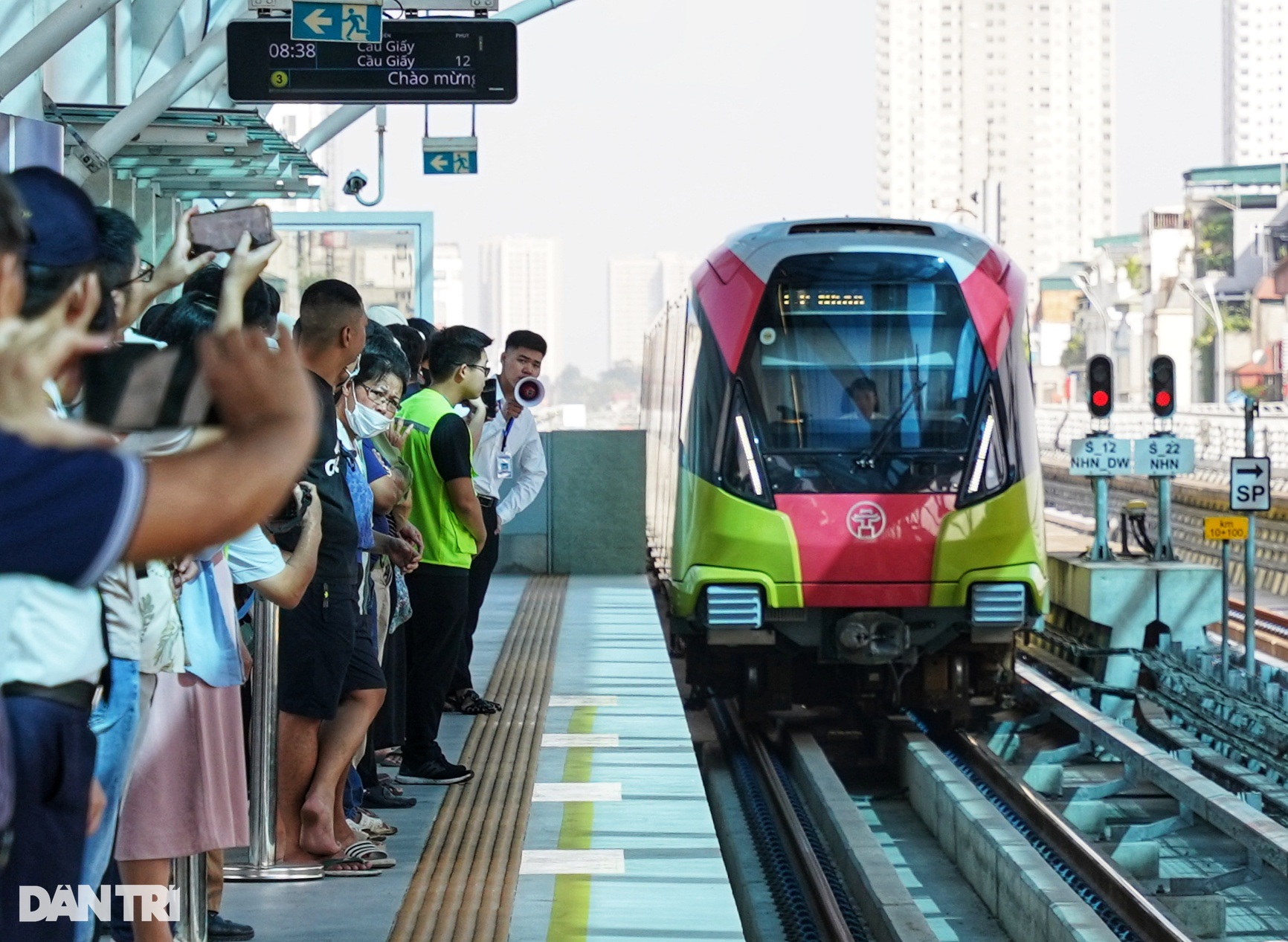 View - Rào chắn an toàn "chạy bằng cơm" tại 2 tuyến metro ở Hà Nội | Báo Dân trí