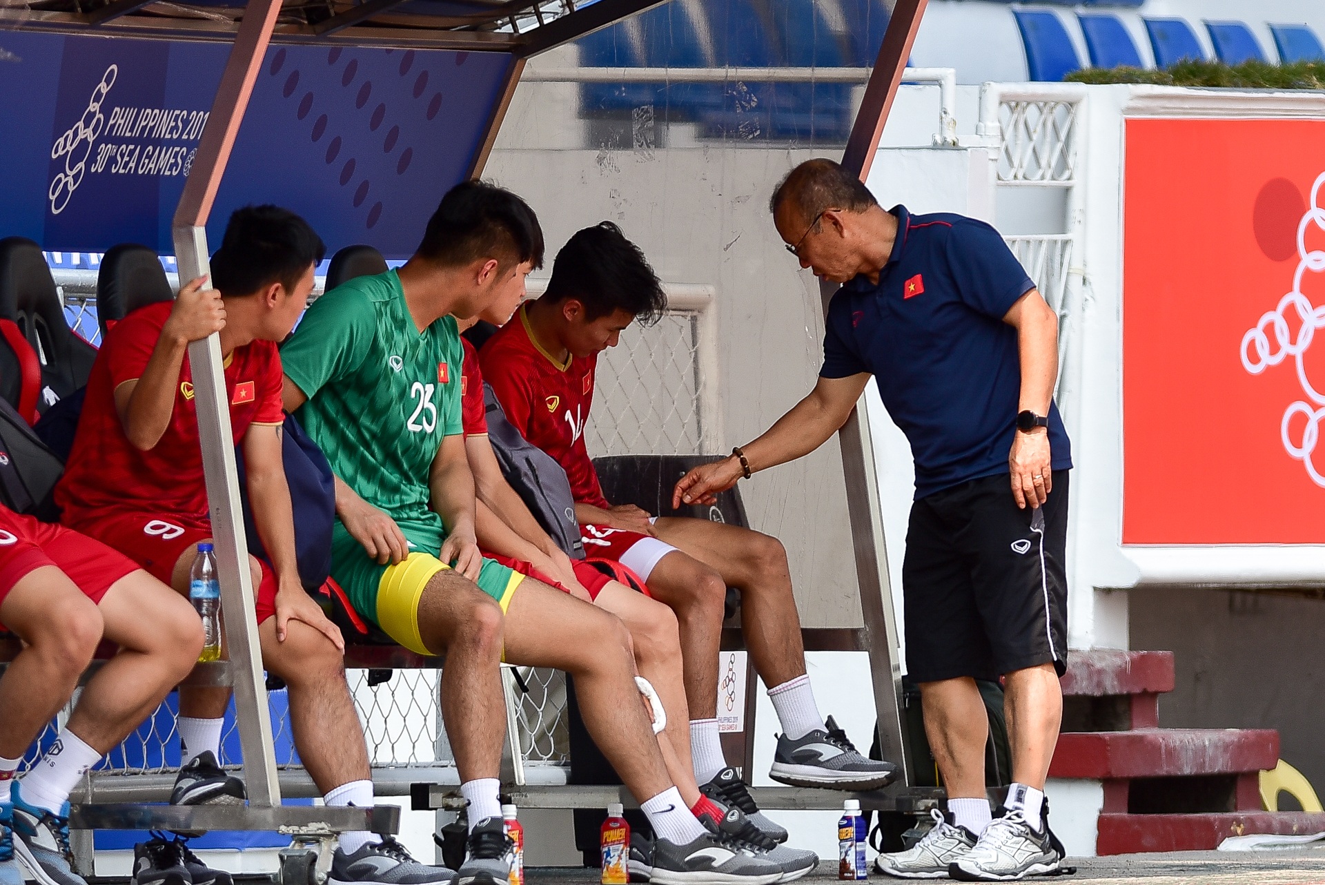 Quang Hải vẫn ra sân tập, HLV Park Hang Seo dặn dò riêng Thanh Thịnh - 6