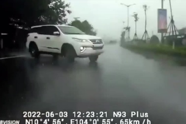 Toyota Fortuner lật ngang dải phân cách và lời nhắc nhở lái xe khi trời mưa