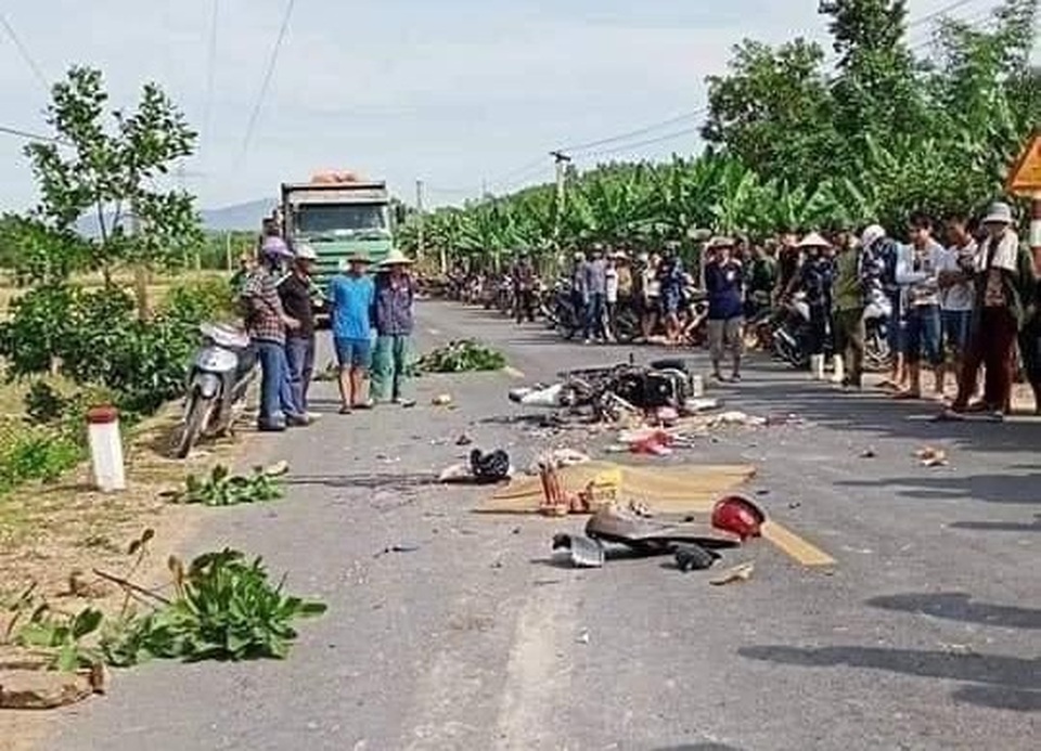 Cụ bà ôm cháu khóc lạc giọng sau vụ tai nạn cướp đi gia đình 3 mạng người - 1 Cụ bà ôm cháu khóc lạc giọng sau vụ tai nạn cướp đi gia đình 3 mạng người - 1
