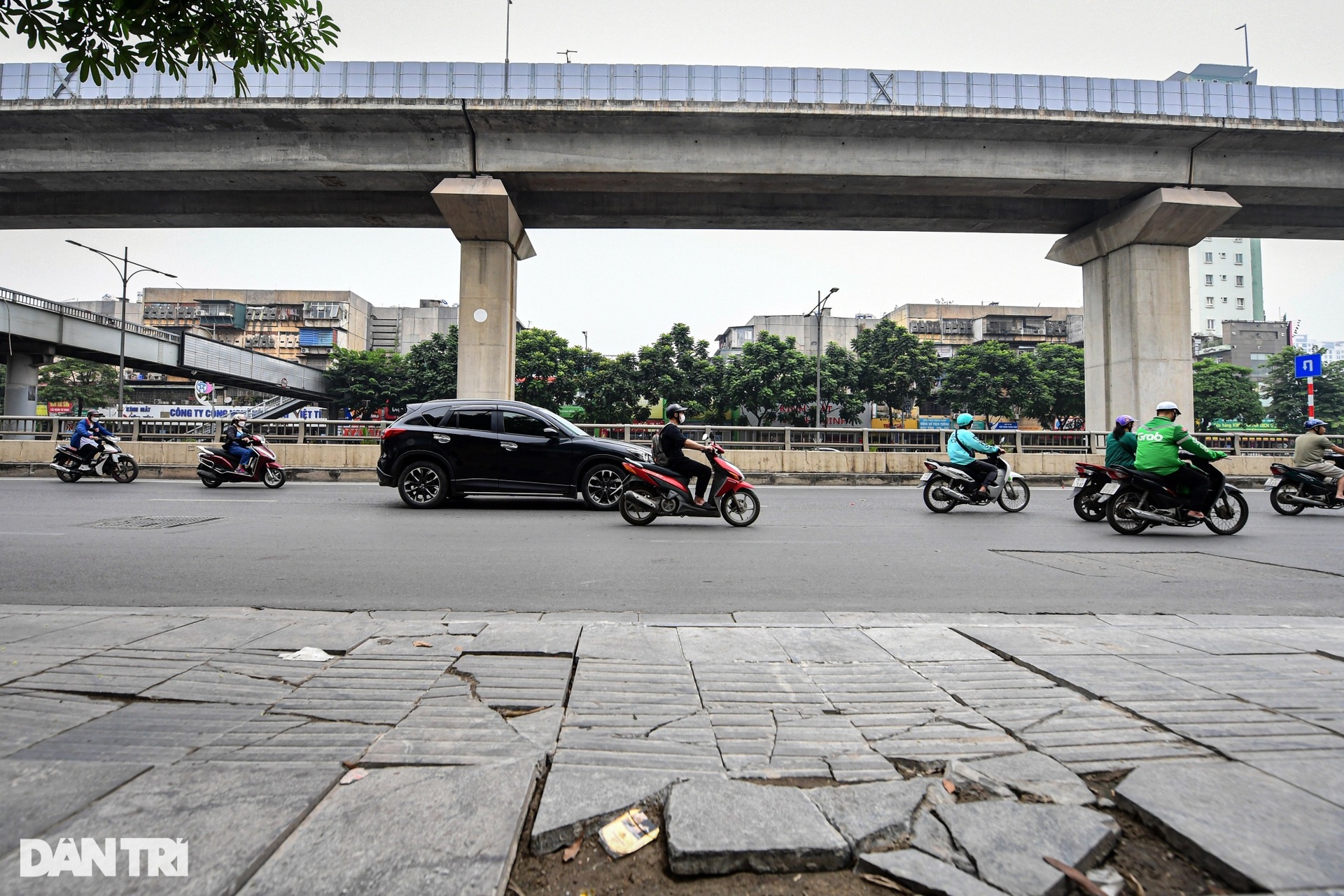 Lo lắng cho vỉa hè dưới trời mưa nắng - 1 Lo lắng cho vỉa hè dưới trời mưa nắng - 1