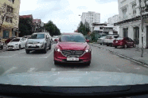 Đi ngược chiều, tài xế còn ngang ngược buộc người đi đúng phải nhường đường