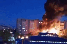 Máy bay quân sự Nga cháy động cơ, rơi xuống tòa chung cư