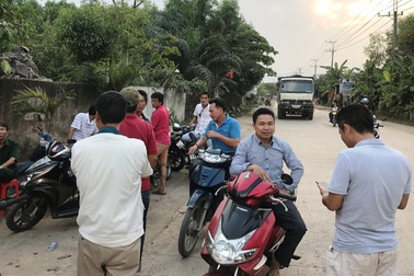 Người dân lại chặn xe tải, “phong toả” đường vào mỏ đá Tân Cang