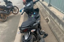 Nam thanh niên để xe máy, ví tiền trên cầu nghi nhảy sông tự tử