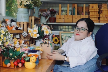 Cô gái xương thủy tinh kể về niềm vui kiếm 50.000 đồng đầu tiên ở tuổi 20