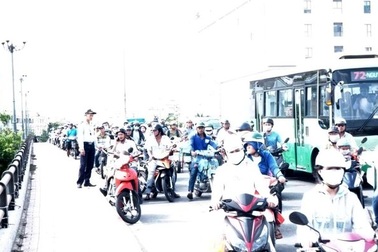 Hàng trăm người dừng xe trên cầu xem vớt thi thể, gây kẹt xe nghiêm trọng