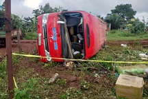 Tai nạn liên hoàn, xe khách lật nghiêng, 3 người thương vong