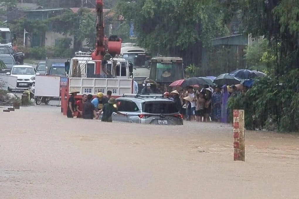 Thanh Hóa: Cố băng qua đập tràn, ô tô 7 chỗ mắc kẹt giữa dòng nước lũ - 1 Thanh Hóa: Cố băng qua đập tràn, ô tô 7 chỗ mắc kẹt giữa dòng nước lũ - 1