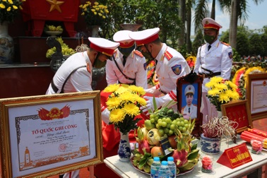 Tiễn biệt liệt sĩ Đặng Anh Quân về đất mẹ