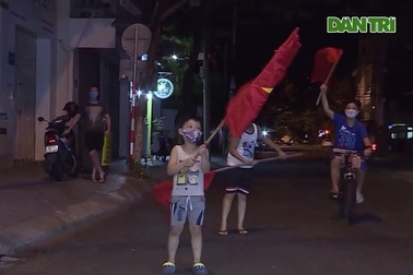 Người dân một số tuyến phố Đà Nẵng phất cờ ăn mừng gỡ phong tỏa