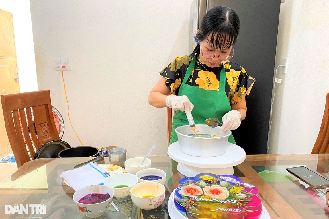 Cô giáo vẽ tranh 3D lên bánh, khách không nỡ thưởng thức vì quá đẹp - 1 Cô giáo vẽ tranh 3D lên bánh, khách không nỡ thưởng thức vì quá đẹp - 1