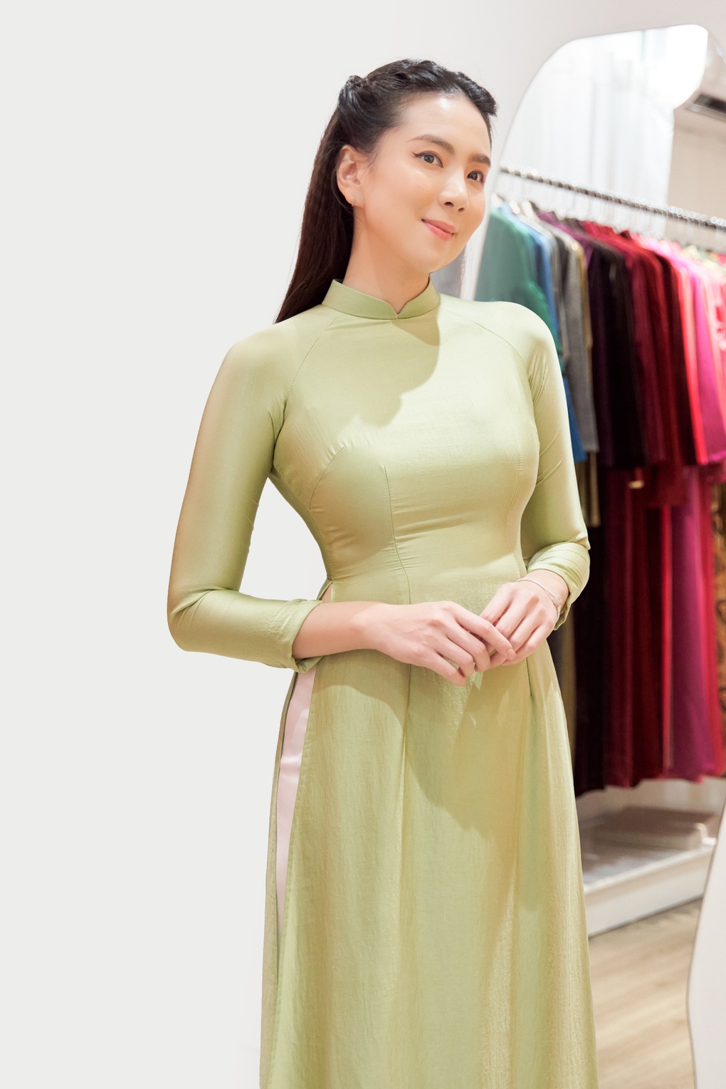 MC Mai Ngọc khoe vẻ đẹp dịu dàng với áo dài - 5 MC Mai Ngọc khoe vẻ đẹp dịu dàng với áo dài - 5