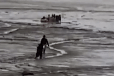 Xót xa cảnh người thân lội bùn lầy đẩy thi thể ngư dân vào bờ