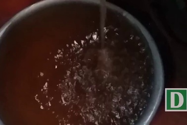 Hà Nội: Khốn khổ cảnh dùng khăn xô lọc nước sinh hoạt đục như nước sông