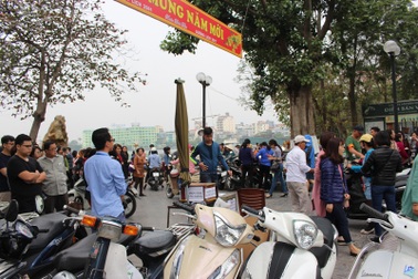 Dịch vụ trông giữ xe tha hồ “hét giá” ngày đầu sau kỳ nghỉ Tết