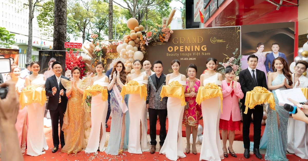 Đại sứ thương hiệu Beauty Image năm 2024 với bà Jolie Phương Đào (thứ 2 từ trái qua) - Hoa hậu quyền năng toàn cầu Canada năm 2023 tại sự kiện.
