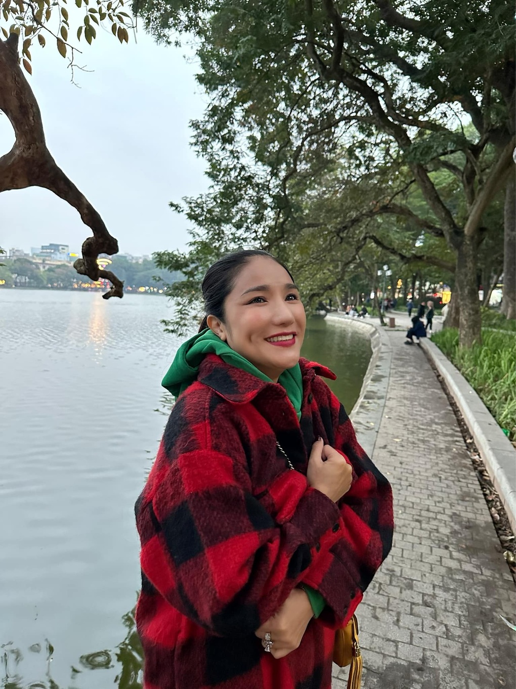 Cát Tường sợ chết vì phải mang giày cao gót đánh nhau trên vách đá - 4 Cát Tường sợ chết vì phải mang giày cao gót đánh nhau trên vách đá - 4